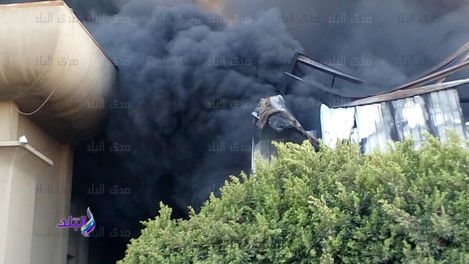 حريق بأحد مصانع المنطقة الرابعة حريق بأحد مصانع المنطقة الرابعة