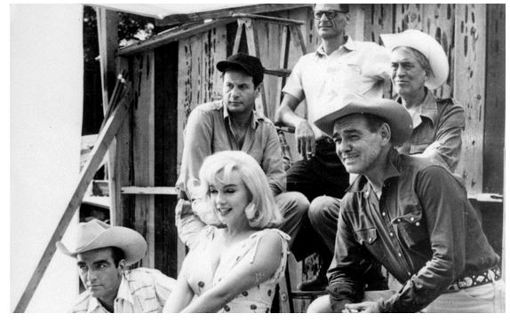 مارلين مع طاقم أحد أفلامها