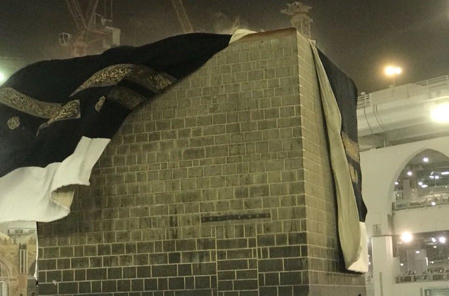 الكعبة تظهر في مشهد مهيب وقد أزالت الريح استارها 