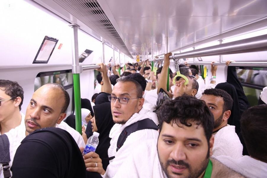 قطار المشاعر ينقل الحجاج إلى مزدلفة قطار المشاعر ينقل الحجاج إلى مزدلفة
