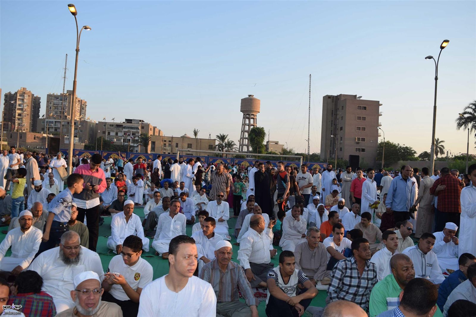 توافد المصلين على مسجد عمرو بن العاص توافد المصلين على مسجد عمرو بن العاص