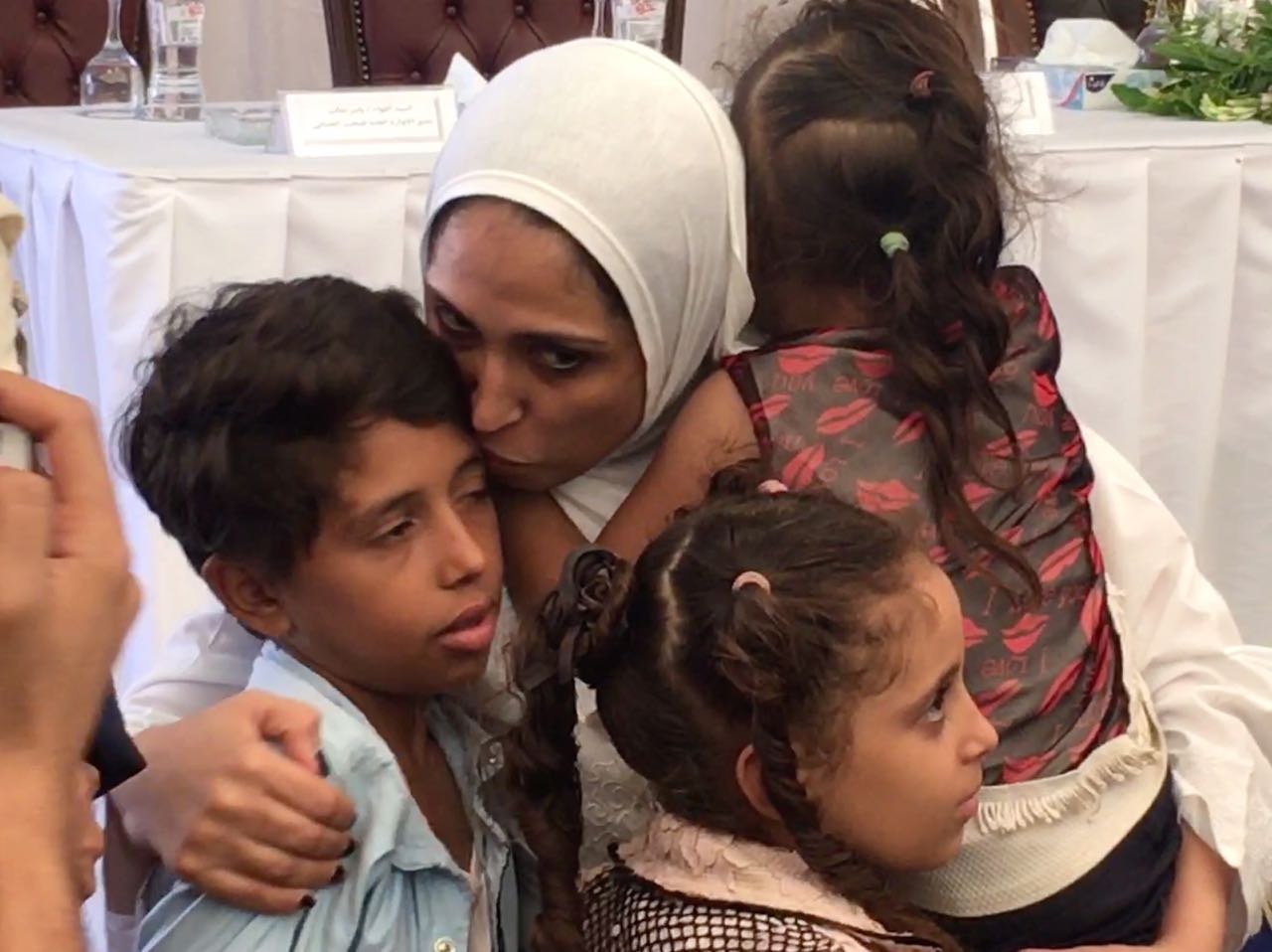 فرحة لقاء سجين وسجينة وابنائهم داخل سجن طره