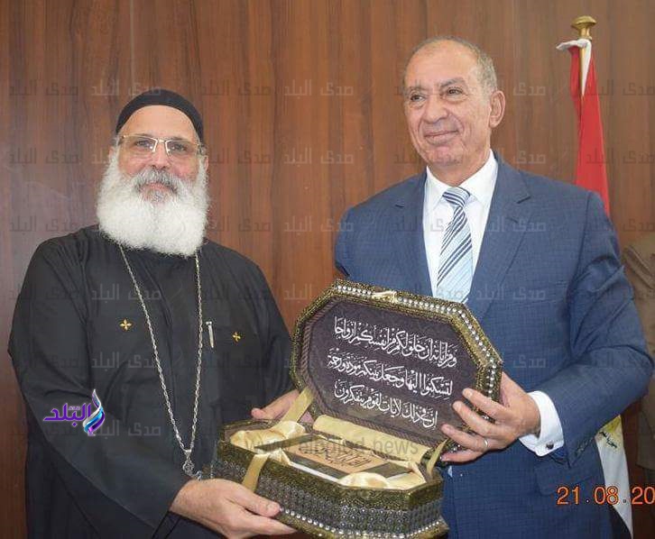 ساقفة البحر الأحمر تهدي المحافظ مصحفًا 