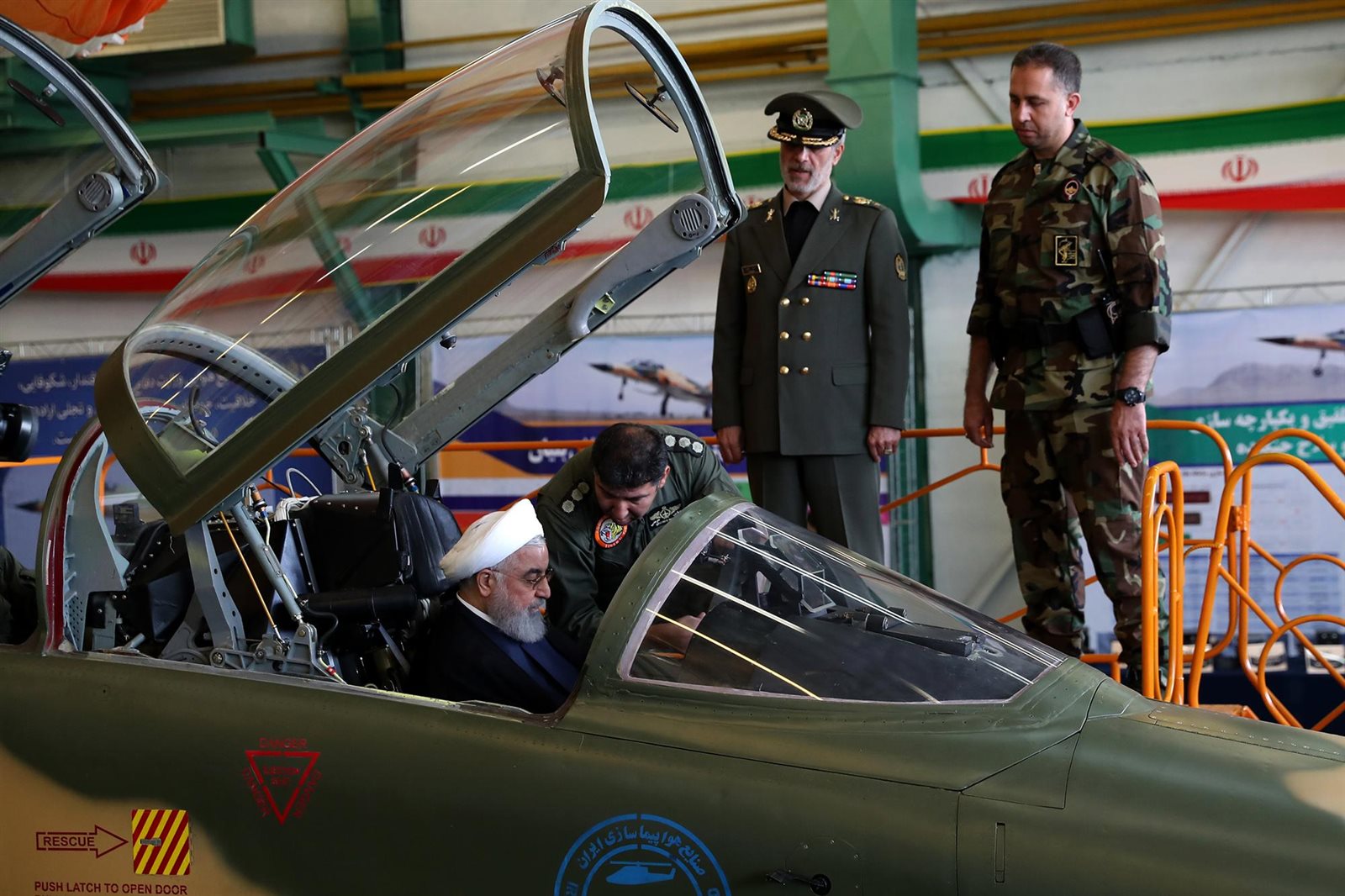 الرئيس الإيراني حسن روحاني في قمرة قيادة "كوثر" الرئيس الإيراني حسن روحاني في قمرة قيادة "كوثر"