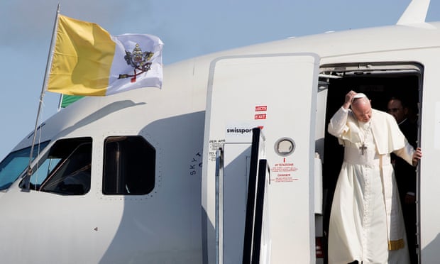 البابا لدى وصوله إلى أيرلندا