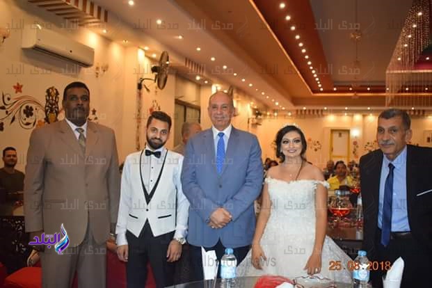 محافظ البحر الأحمر يحضر حفل زفاف تلبية لدعوة العروسين