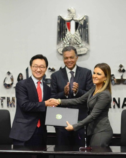 جانب من التوقيع