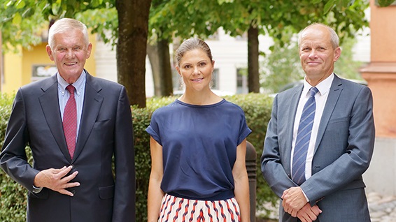 الأميرة فيكتوريا تتوسط الصورة مع مدير المعهد السويدي للمياه 