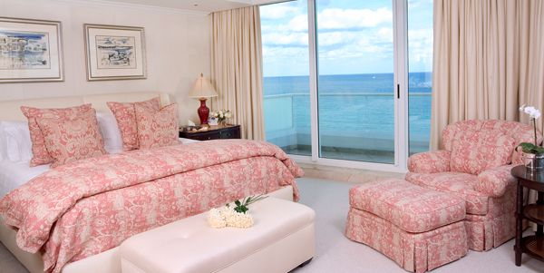 غرفة نوم مطلة على البحر 