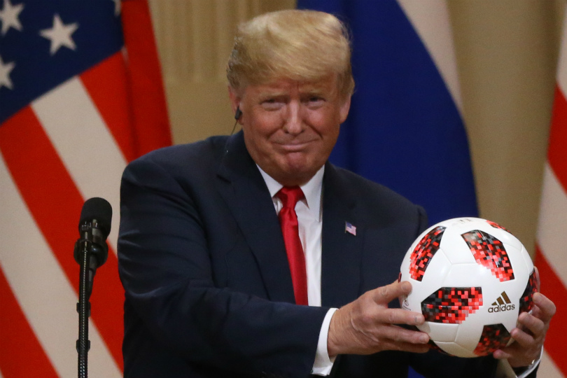 دونالد ترامب يحمل كرة كأس العالم في هلسنكي