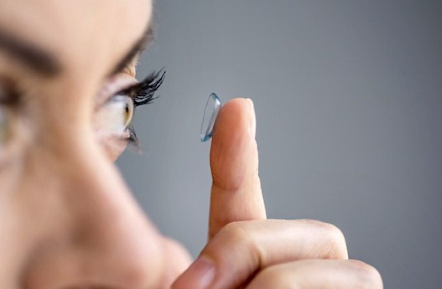 7 أمراض تصيب العين عند ارتداء العدسات اللاصقة