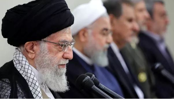 المرشد علي خامنئي وبجواره الرئيس روحاني المرشد علي خامنئي وبجواره الرئيس روحاني