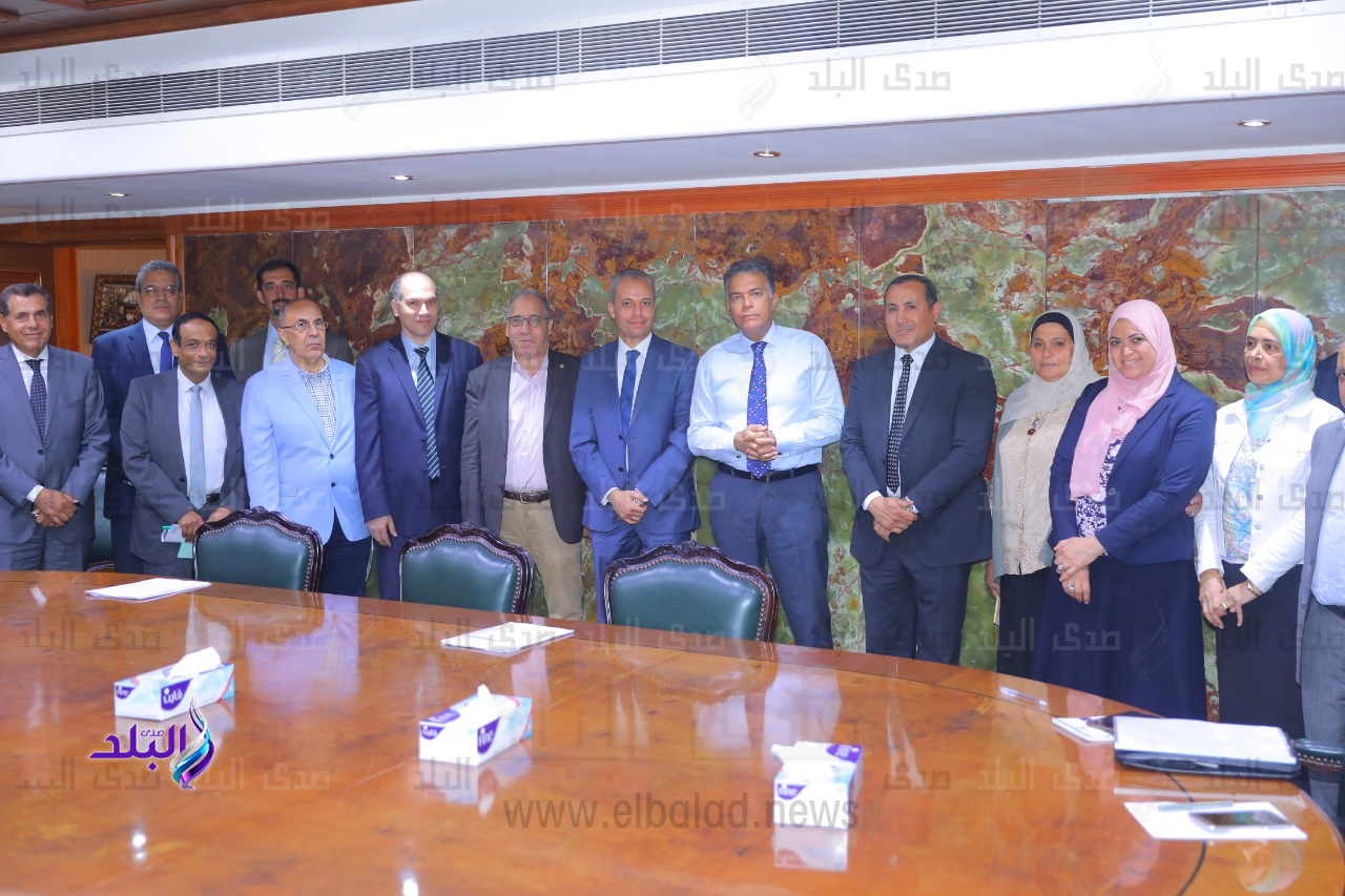 جانب من اجتماع وزير النقل بقيادات الوزارة