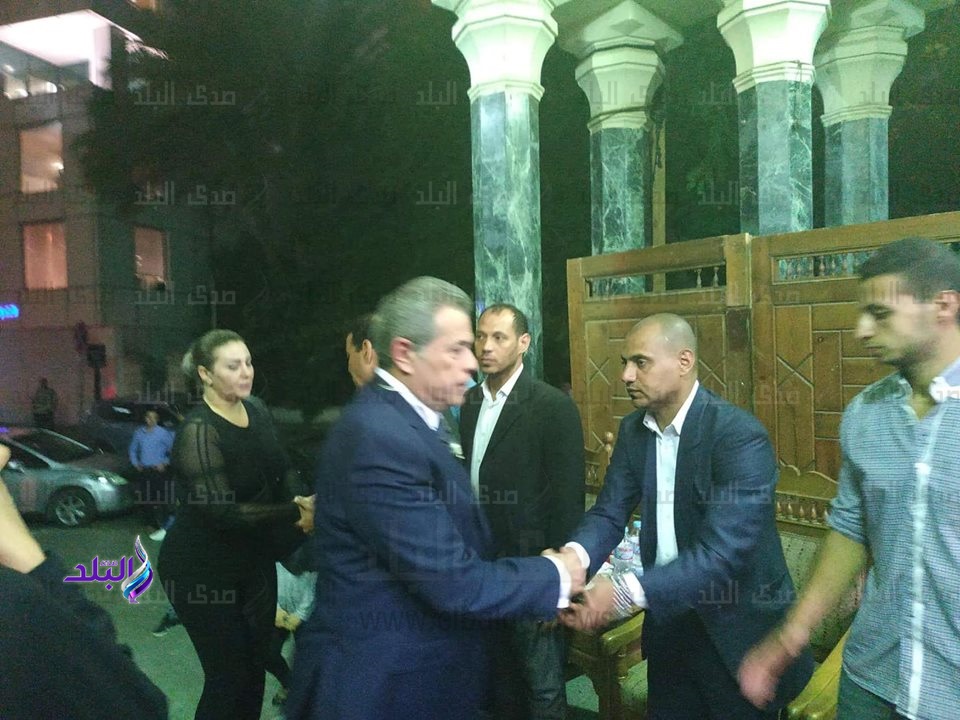 توفيق عكاشة وزوجته حياة الدرديرى في عزاء شقيق عصام كامل