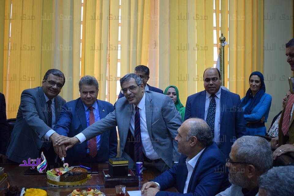 القاضى يسلم المغربى رئاسة جامعة بنها ..صور