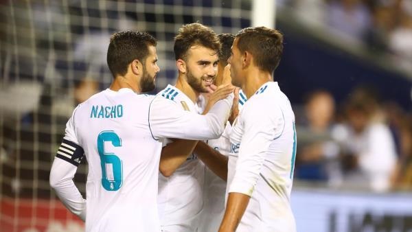 مايورال مع لاعبي الريال مايورال مع لاعبي الريال