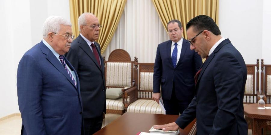 عدنان غيث اثناء حلف اليمين 