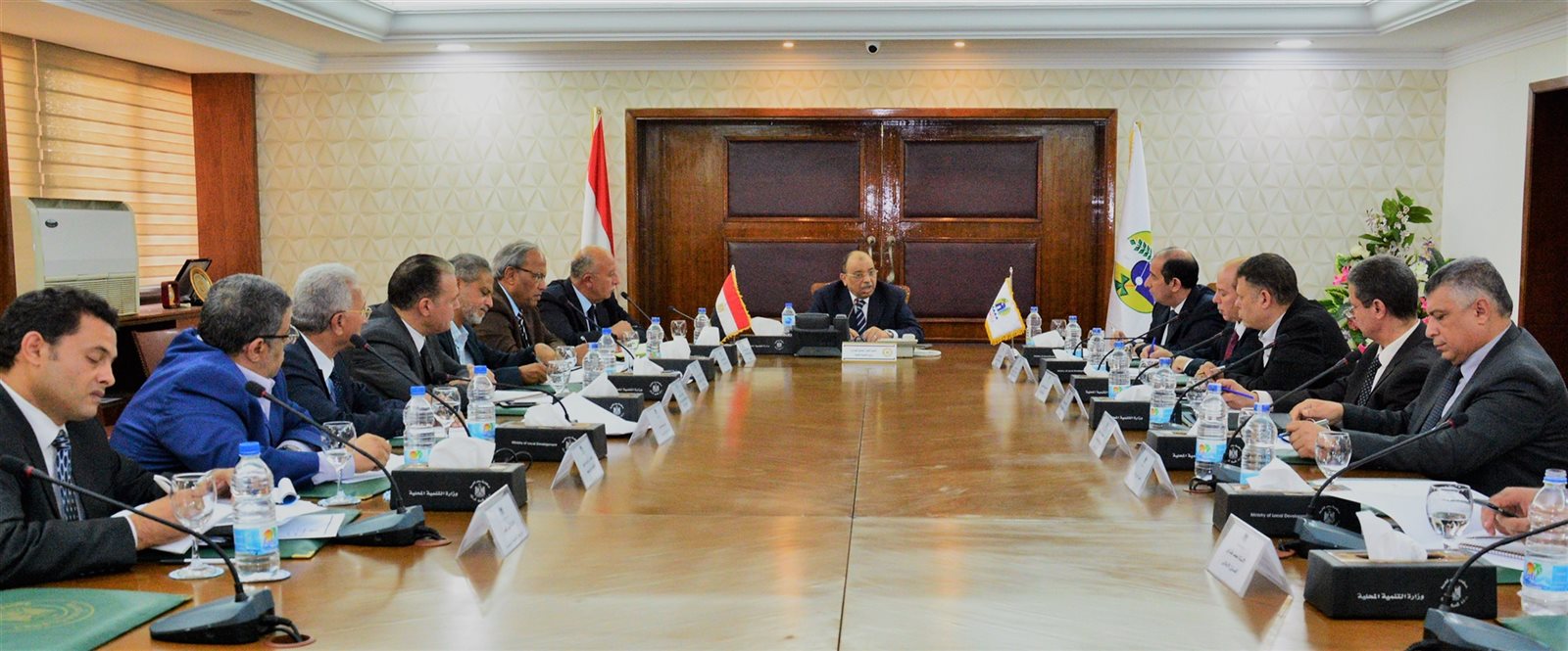 إجتماع وزير التنمية المحلية مع المحافظين