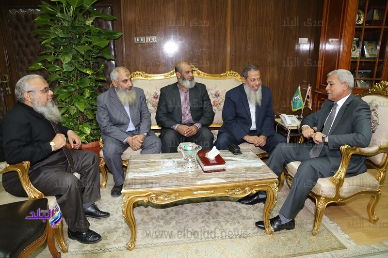 محافظ المنوفية يستقبل الأنبا مكسيموس أسقف بنها وقويسنا 