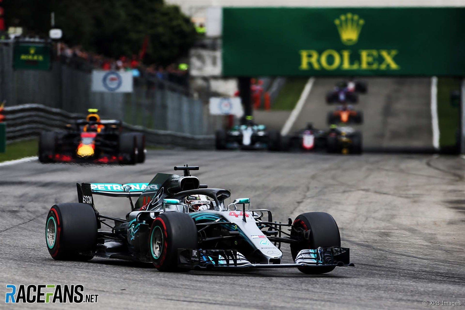 هاميلتون يفوز بسباق ايطاليا ويتصدر البطولة