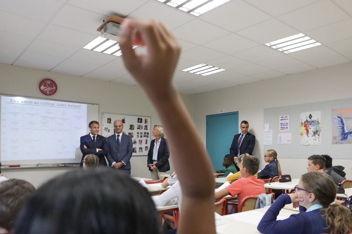 ماكرون يتفقد إحدى المدارس