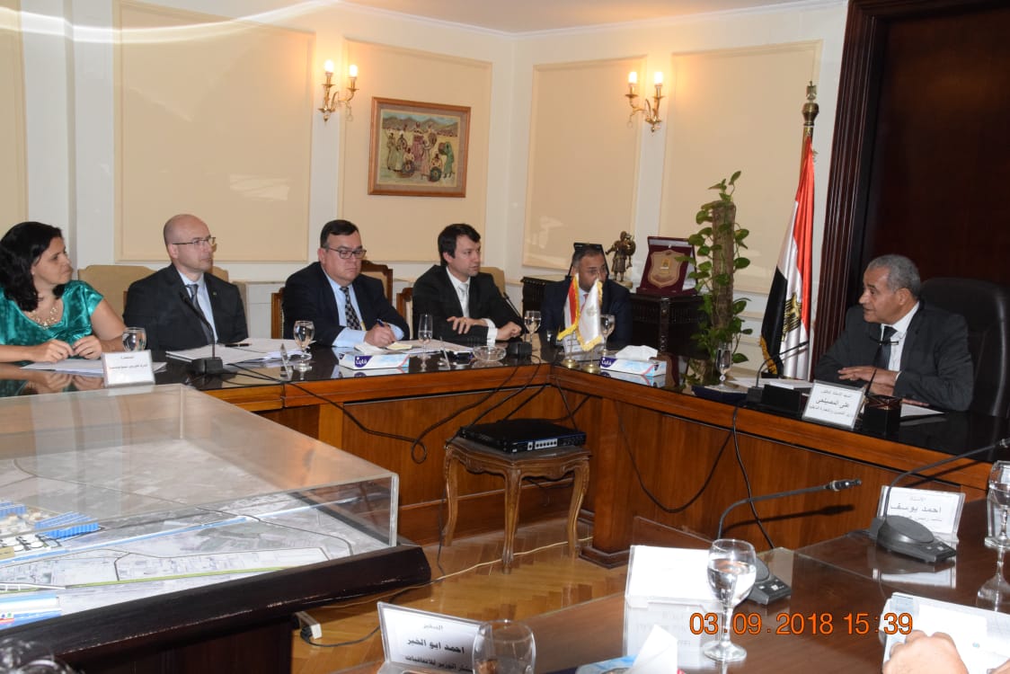 وزير التموين خلال الاجتماع 