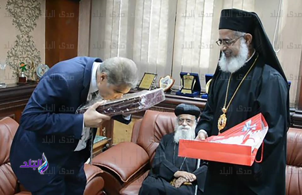 وفد قبطي يهنئ محافظ المنيا الجديد ويهديه مصحفا وفد قبطي يهنئ محافظ المنيا الجديد ويهديه مصحفا