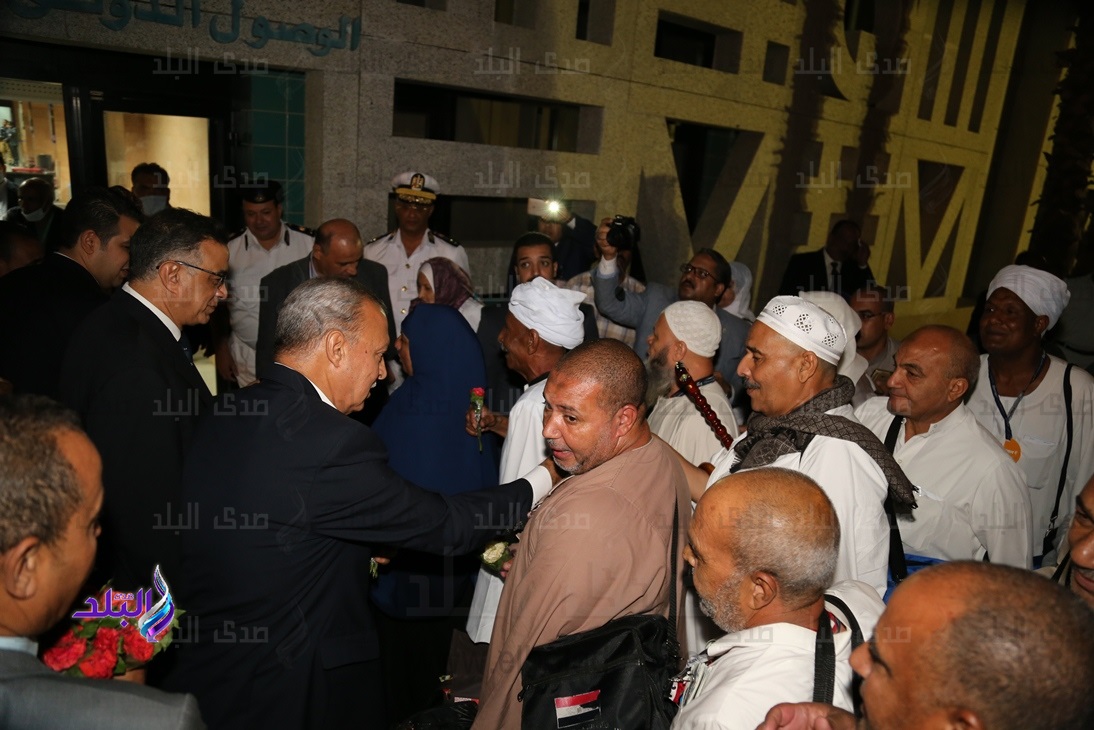 محافظ قنا يستقبل حجاج بيت الله الحرام