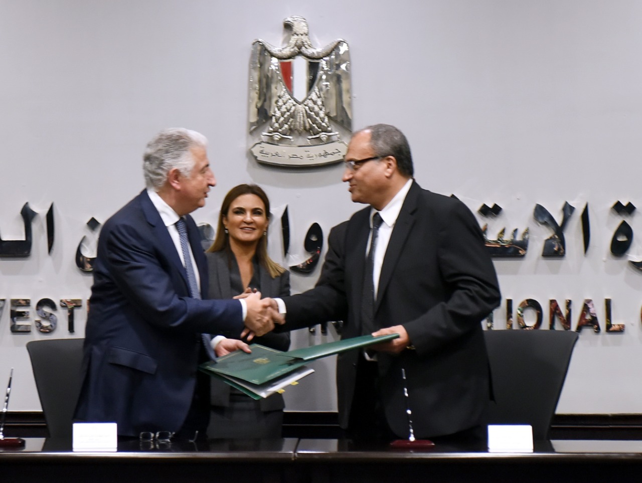 جانب من التوقيع 