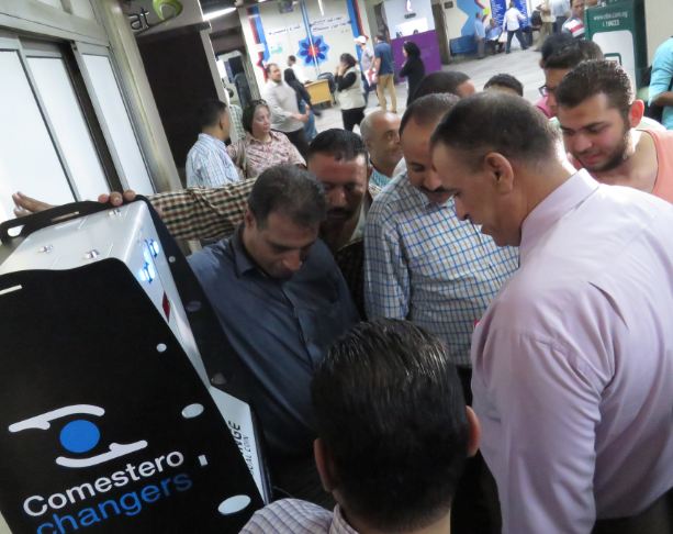 إقبال على ماكينة "الفكة" فى مترو الشهداء إقبال على ماكينة "الفكة" فى مترو الشهداء
