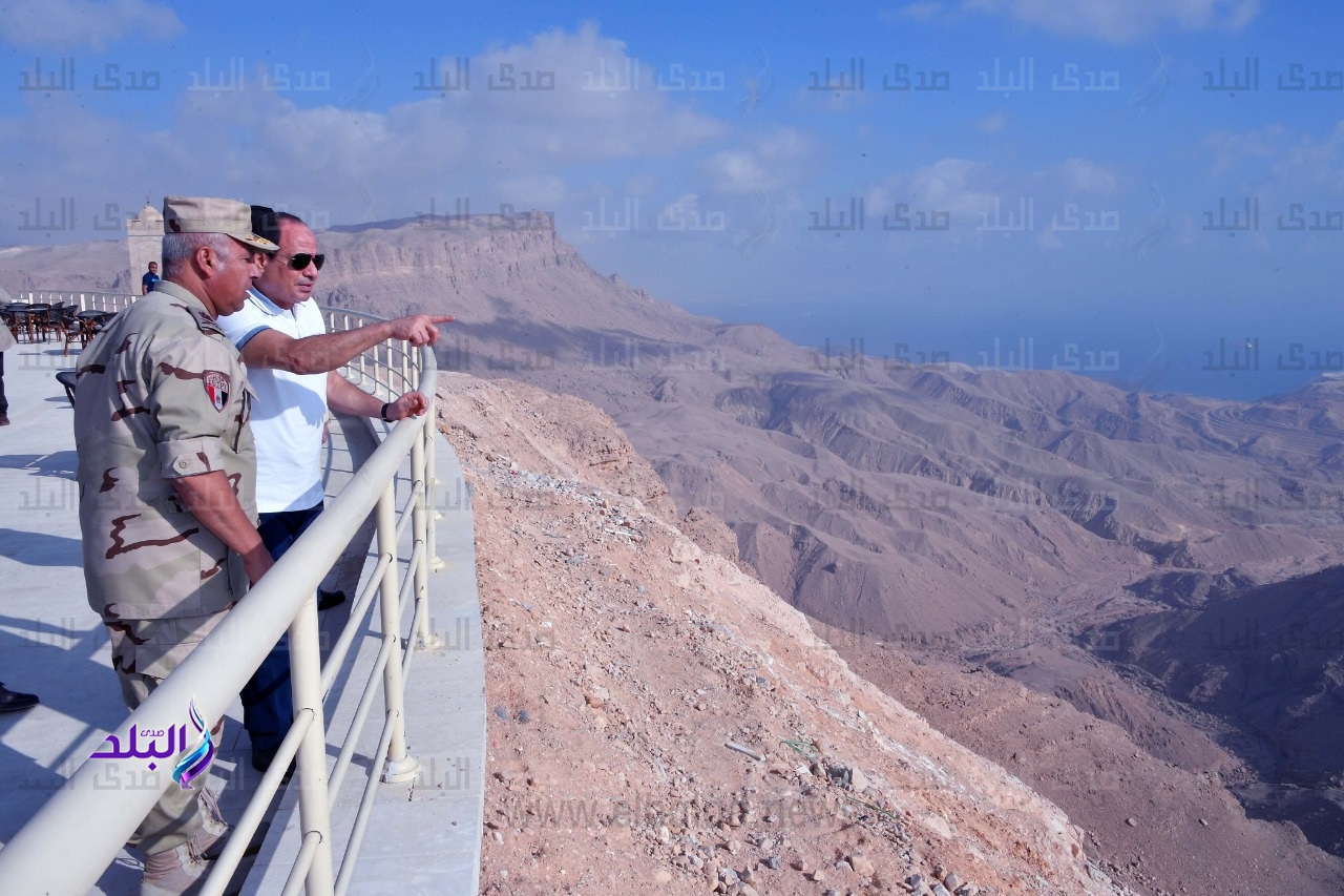 الرئيس السيسي يتفقد مشروعات جبل الجلالة الرئيس السيسي يتفقد مشروعات جبل الجلالة