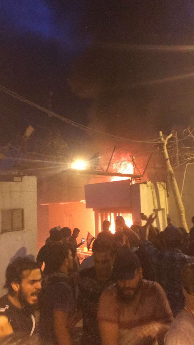 تظاهرون يشعلون النار بمقر القنصلية الايرانية بالبصرة