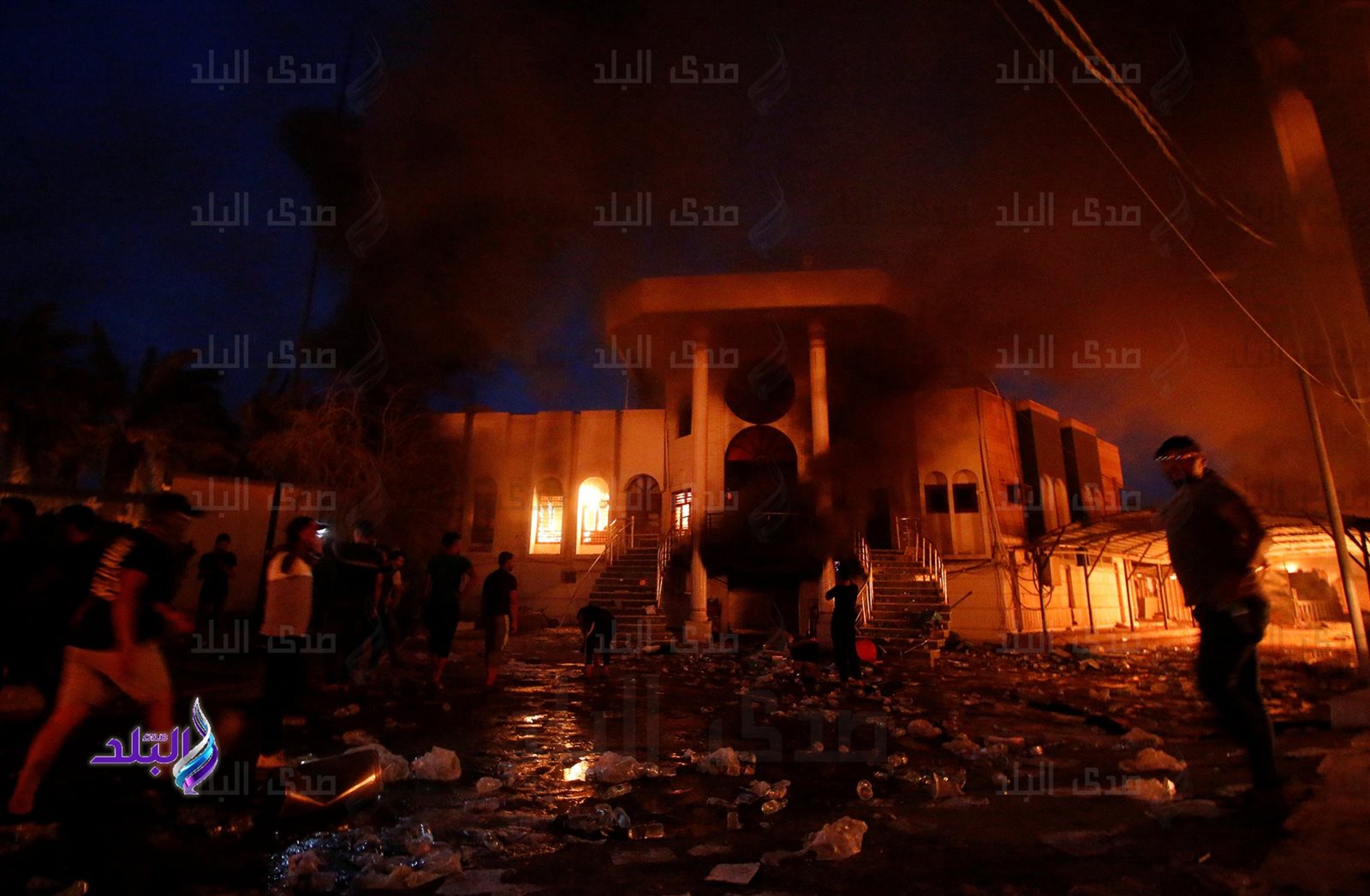 محتجون في البصرة يشعلون النار في مباني محتجون في البصرة يشعلون النار في مباني