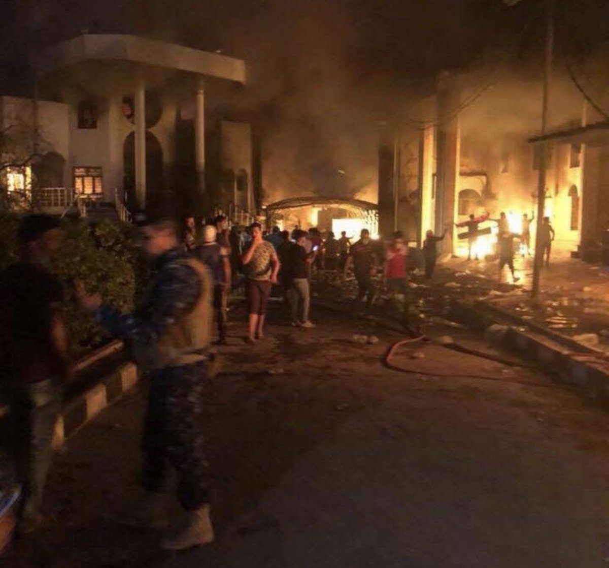 اشعال النيران في القنصلية الإيرانية بالبصرة