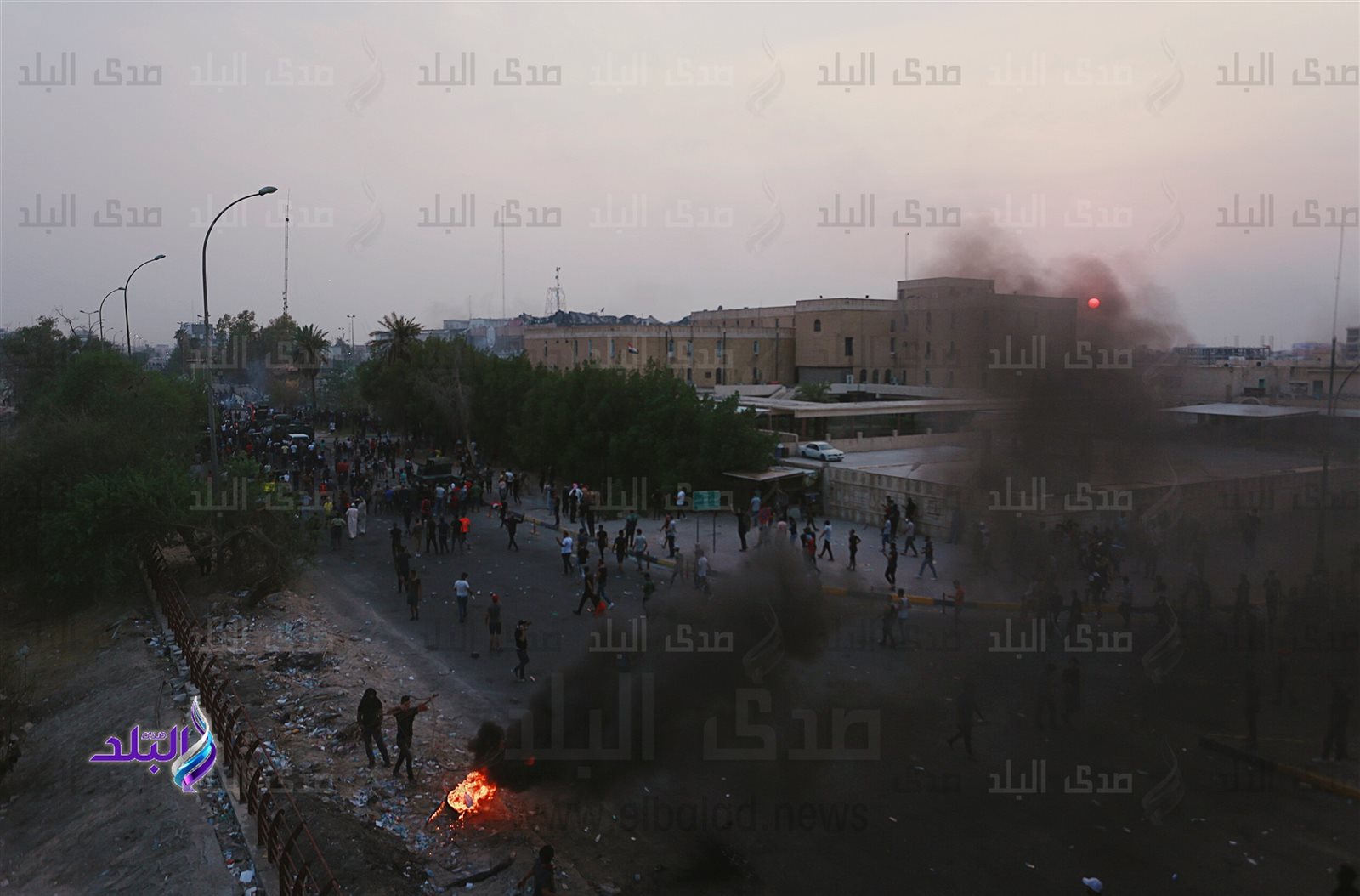 محتجون يحرقون مباني في البصرة