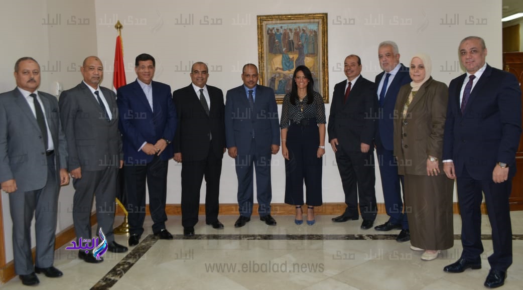 وزيرة السياحة وأعضاء اللجنة