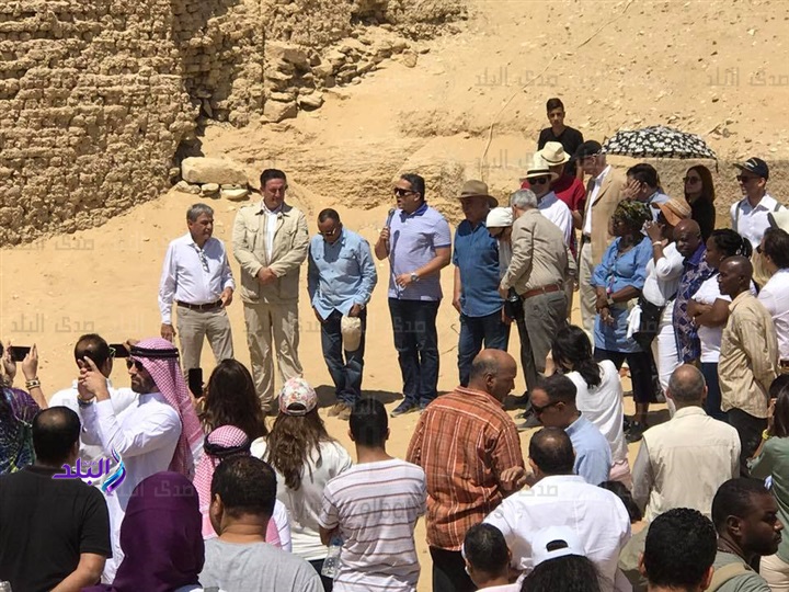 وزير الاثار اثناء افتتاح مقبرة ميحو