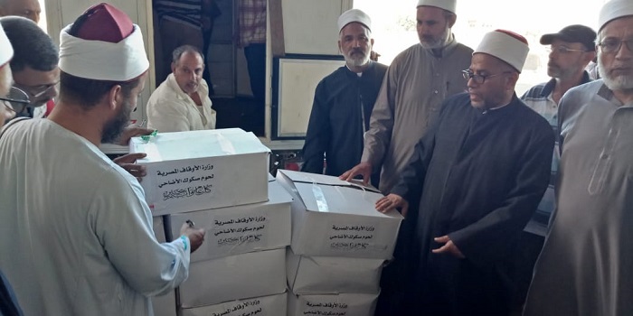 جانب من عمليات توزيع أئمة الأوقاف لحوم الأضاحي جانب من عمليات توزيع أئمة الأوقاف لحوم الأضاحي