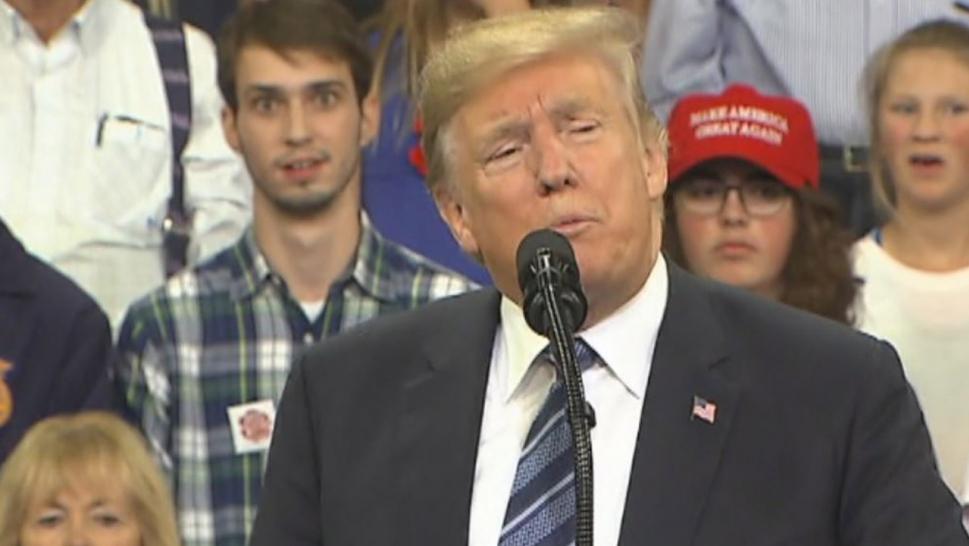 ترامب والشاب يقف خلفه