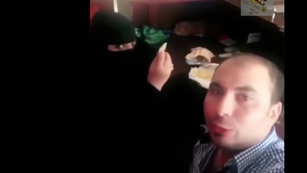 مصري يفطر مع زميلته بالعمل 
