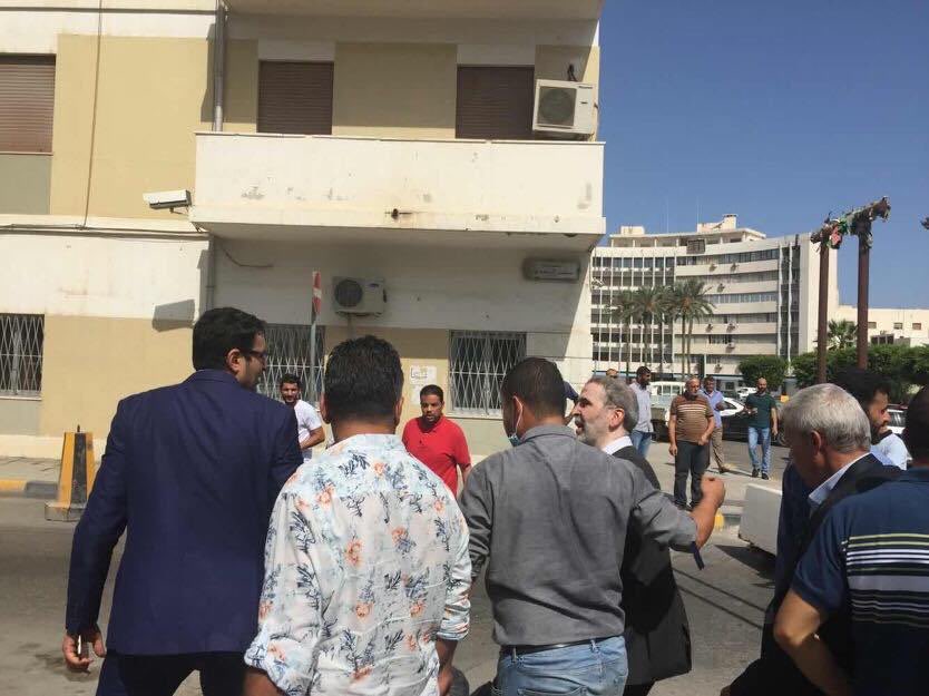 انقاذ رئيس المؤسسسة الوطنية للنفط في طرابلس انقاذ رئيس المؤسسسة الوطنية للنفط في طرابلس