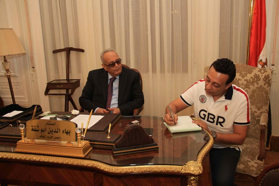 الفنان محمد عبد الحافظ يوقع استمارة العضوية بالوفد