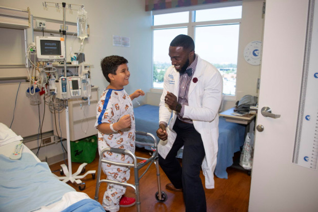 الطبيب الراقص توني أدكينز مع أحد مرضاه