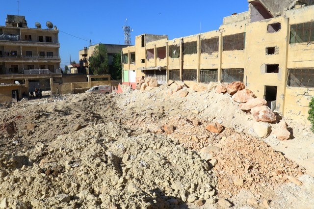 الدمار الذي لحق بمستشفى وما يحيط بعد غارة جوية بإدلب