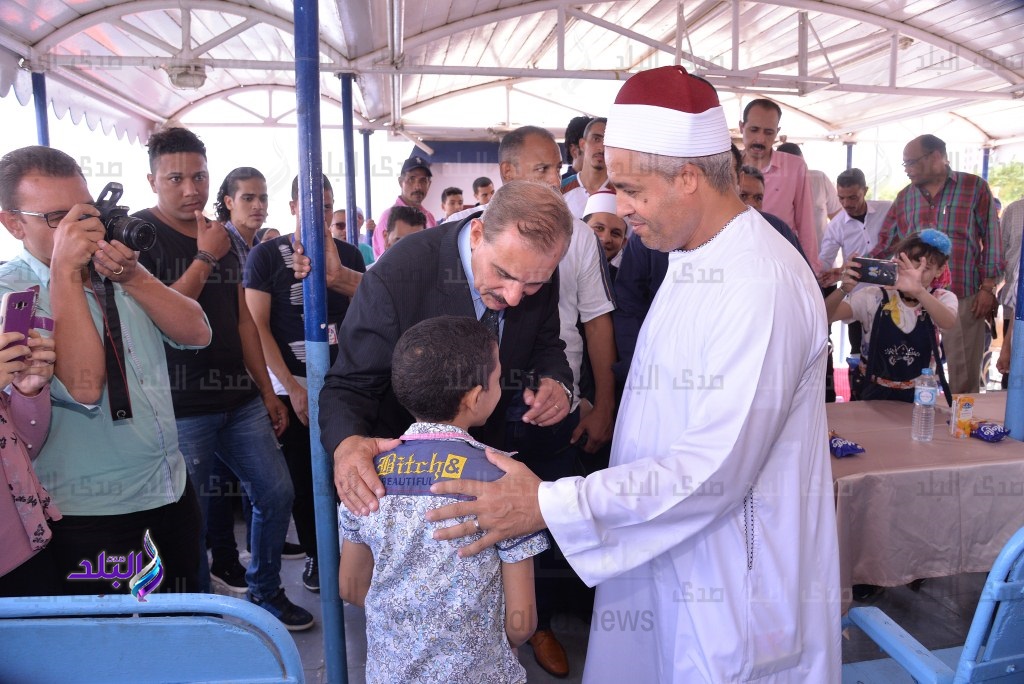 شاهد .. محافظ أسيوط بصحبة أطفال أبوتيج على متن مركب نيلية شاهد .. محافظ أسيوط بصحبة أطفال أبوتيج على متن مركب نيلية