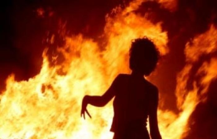 سيدة تشعل النار فى نفسها سيدة تشعل النار فى نفسها
