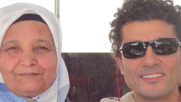 خالد النبوي مع والدته خالد النبوي مع والدته