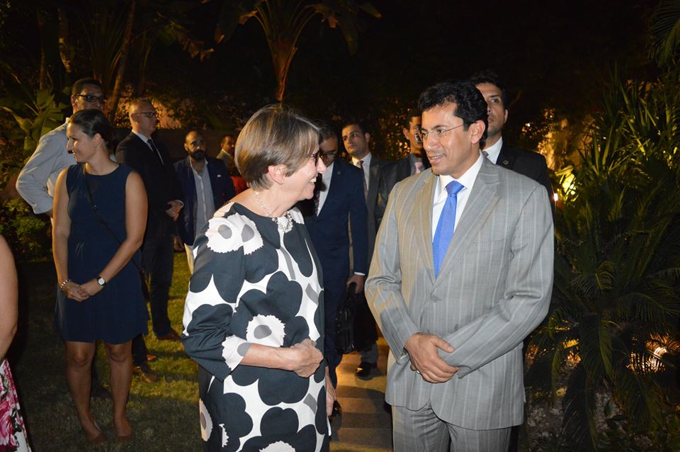 وزير الرياضة مع سفيرة فنلندا