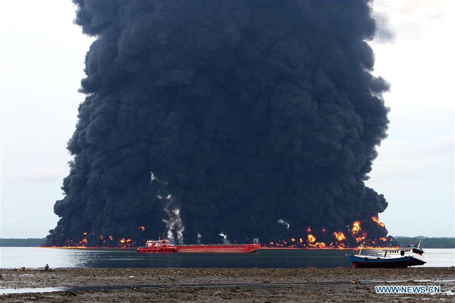 حريق سفينة على ساحل اندونيسيا