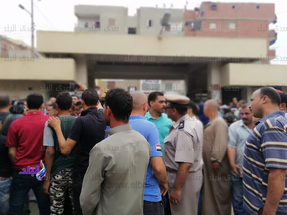 توافد اهالي ديرب نجم علي المستشفى لأستلام جثامين زويهم